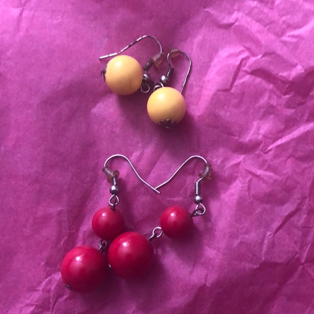 Lot retro yellow red beaded dangle earrings